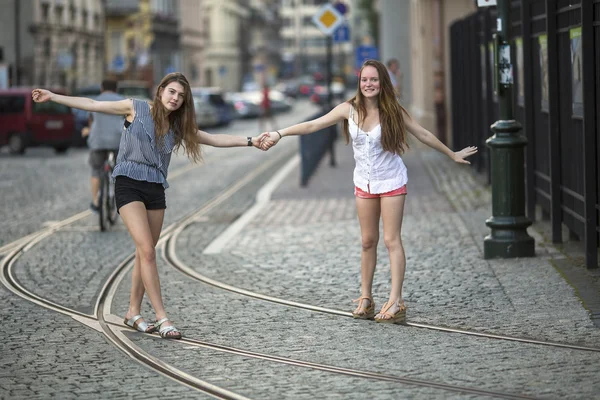 Chicas lindas jóvenes divirtiéndose — Foto de Stock