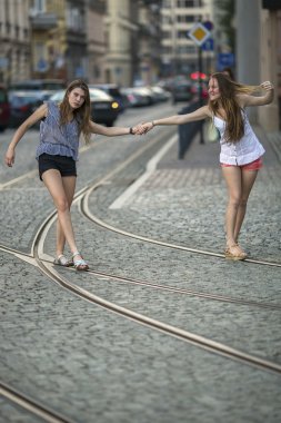 İki neşeli kız arkadaş yürüyüş