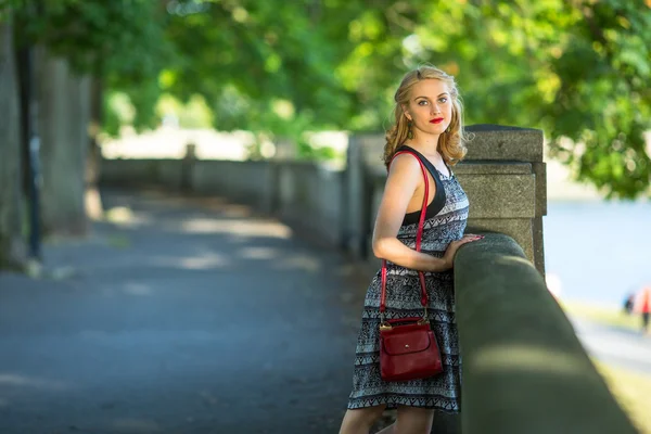 Young beautiful woman in park — Stock Photo, Image