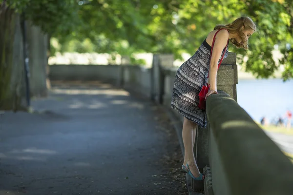 Jonge mooie vrouw — Stockfoto