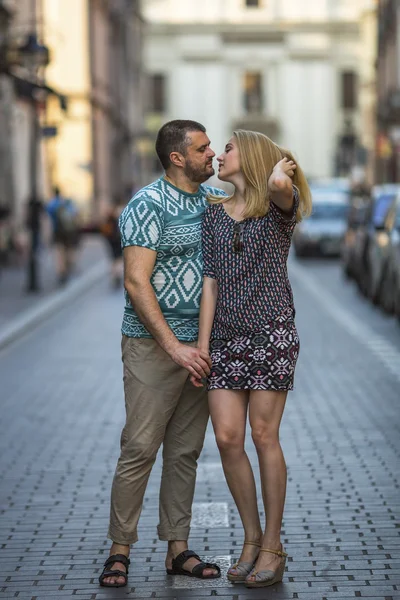 Unga par förälskade — Stockfoto