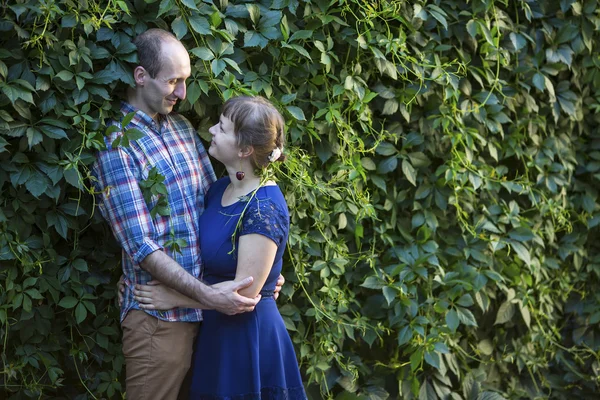 Jonge gelukkige paar knuffelen — Stockfoto