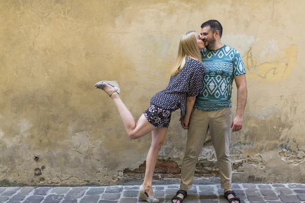 Šťastný mladý pár v lásce — Stock fotografie