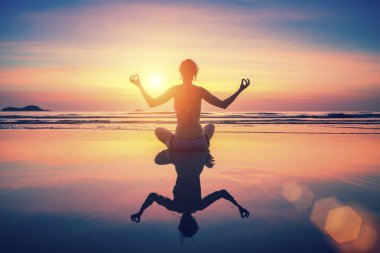 Siluet Genç kadın yoga yapıyor.