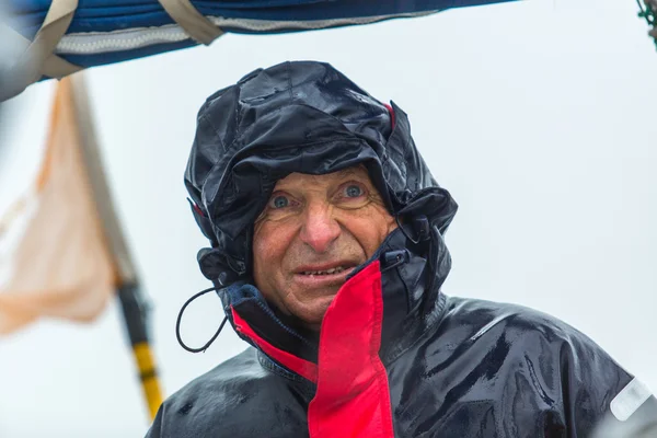 Un marin participe à une régate de voile — Photo