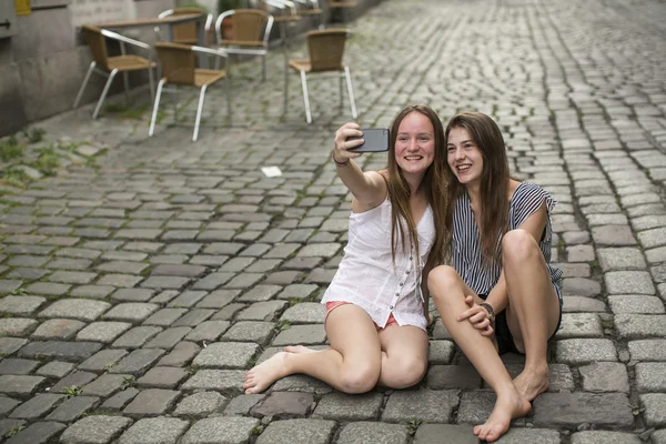 Duas adolescentes fazendo selfie — Fotografia de Stock