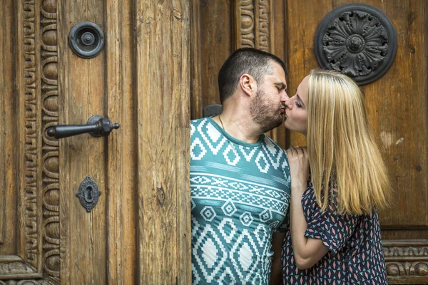 年轻夫妇接吻 — 图库照片