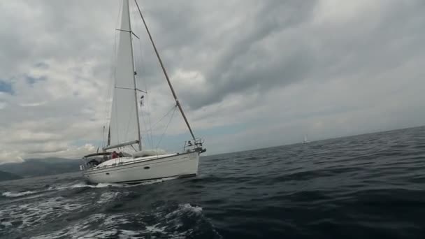 Marinheiros participam na regata de vela — Vídeo de Stock