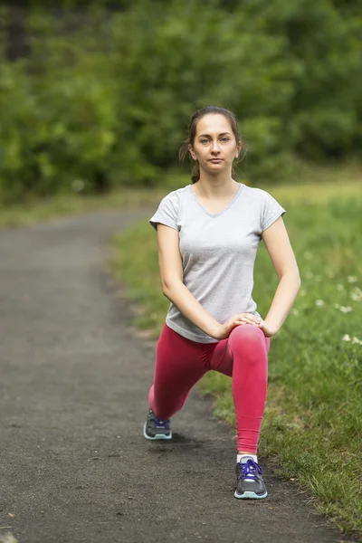 Jovem mulher esportiva fazendo exercício — Fotografia de Stock