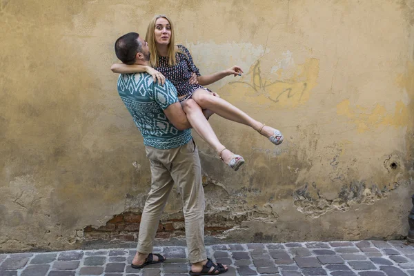 Feliz joven pareja enamorada — Foto de Stock