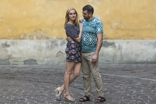 Feliz joven pareja enamorada —  Fotos de Stock