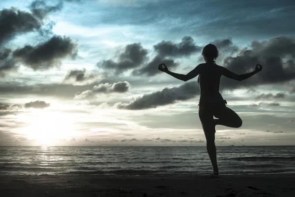 Силуэт женщины, стоящей в позе йоги — стоковое фото