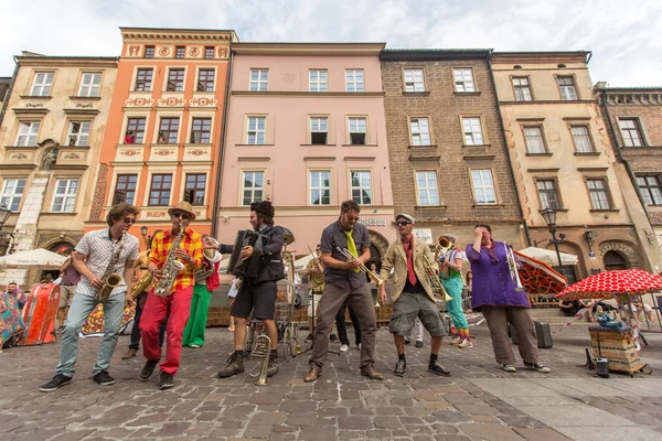 Deelnemers aan internationale Festival van straat theaters — Stockfoto