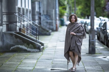 Sokakta duran orta yaşlı kadın