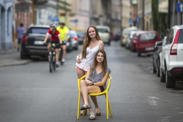Tonårsflickor i gatan i gamla stan — Stockfoto
