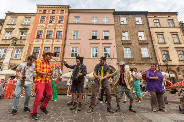 Účastníci na mezinárodním festivalu divadel Street — Stock fotografie