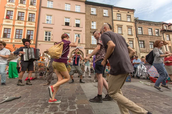 Účastníci na mezinárodním festivalu divadel Street — Stock fotografie