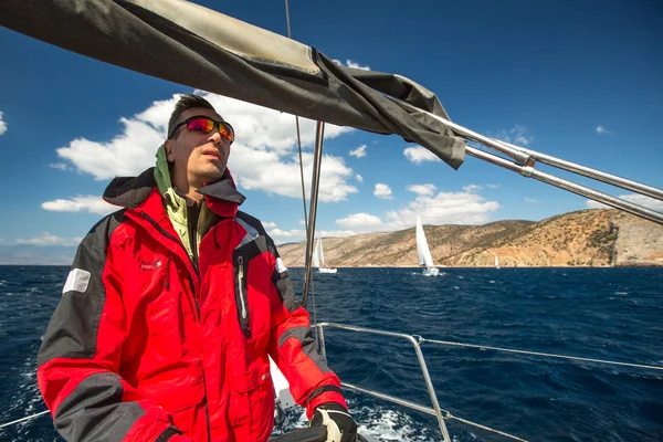 Un marin participe à une régate de voile — Photo