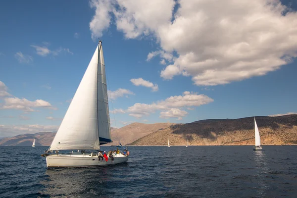 Segler nehmen an Segelregatta teil — Stockfoto