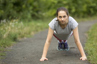 genç kadın şınav