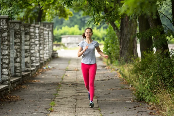 Jonge sportieve vrouw uitgevoerd — Stockfoto