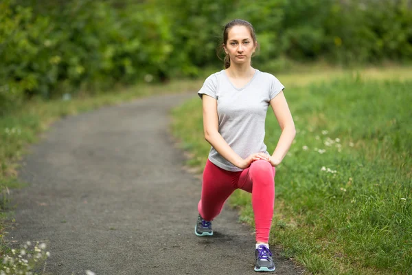 Mladá žena, která dělá cvičení warm-up — Stock fotografie