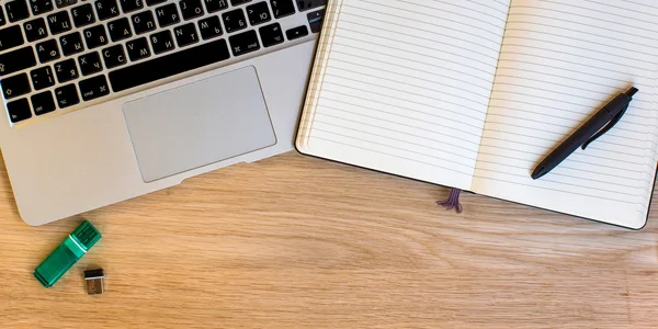 Laptop e bloco de notas com caneta — Fotografia de Stock
