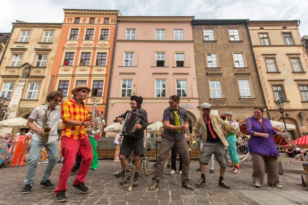 Deelnemers aan internationale Festival van straat theaters — Stockfoto