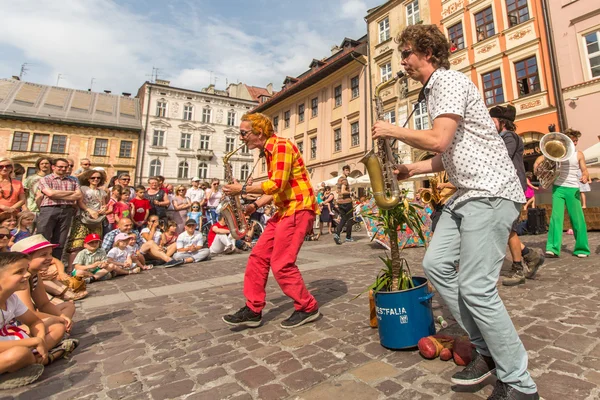 Katılımcılar sokak tiyatroları Uluslararası Festivali — Stok fotoğraf