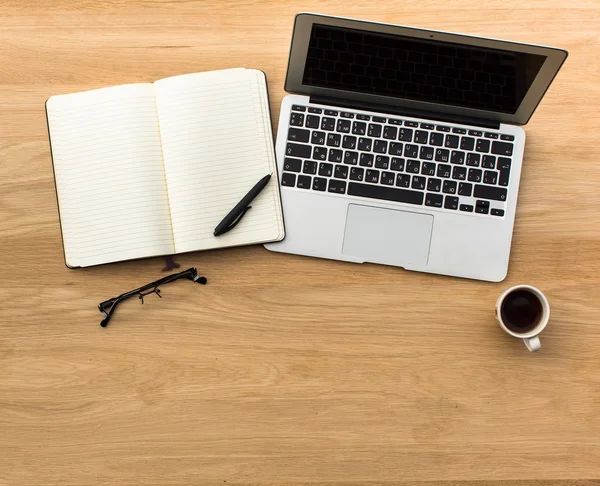 Laptop, notepad e xícara de café — Fotografia de Stock