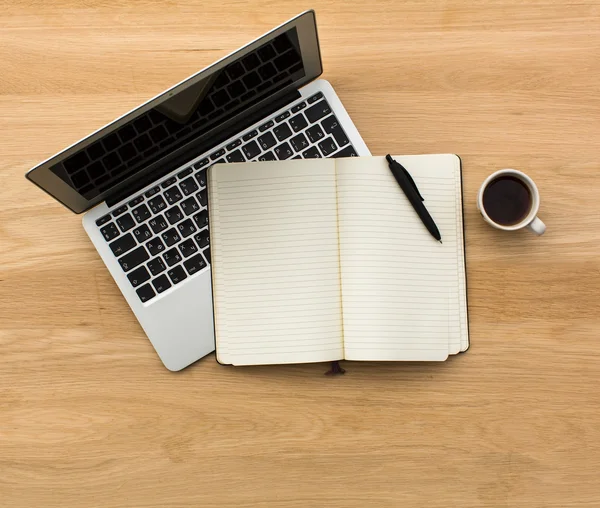 Laptop, Kladblok en koffie beker — Stockfoto