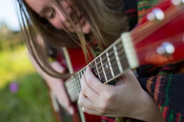 Akustik gitar çalmaya genç kız.