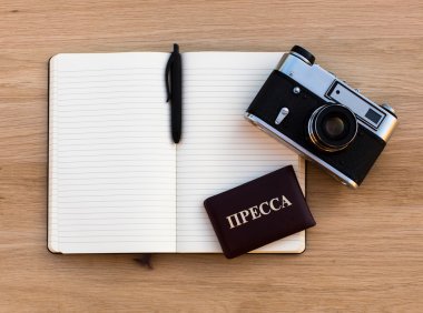 Rus basın kartı ve film kamera
