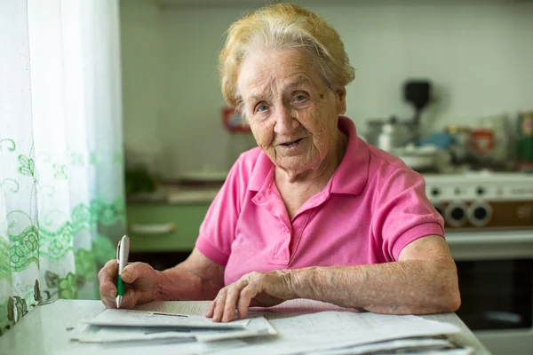 Senior kennisgevingen over vrouw en rekeningen — Stockfoto