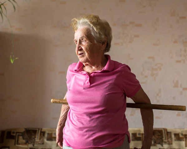 Mulher idosa fazendo exercícios de reabilitação — Fotografia de Stock