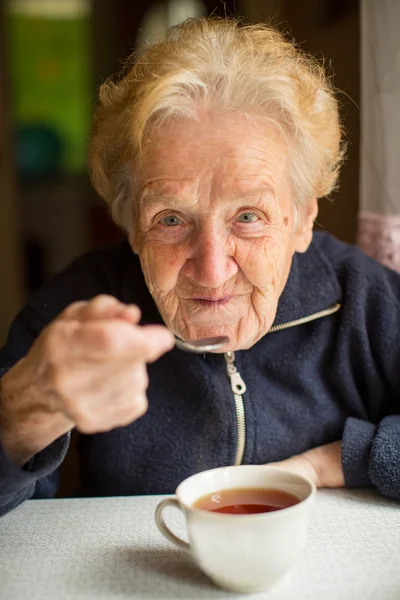 Бабуся пити чай — стокове фото
