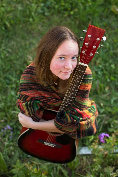 Ung flicka med akustisk gitarr — Stockfoto