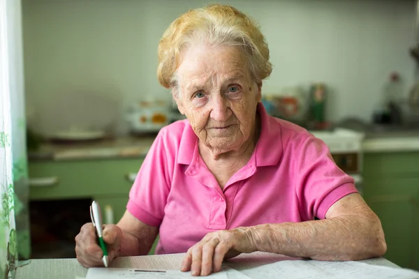 Idosos seniores e avisos de contas — Fotografia de Stock