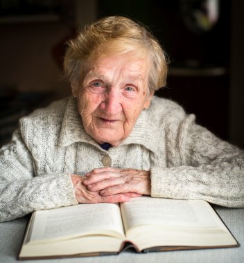 Büyükannesi büyük kitap ile.