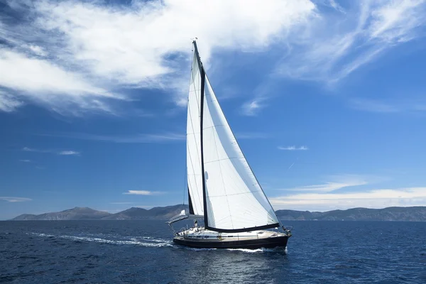 Fartyget segelbåtar i havet — Stockfoto