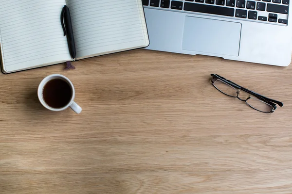 Clavier, lunettes et tasse de café — Photo