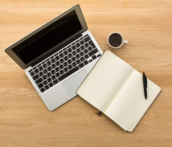 Laptop e tazza di caffè — Foto Stock