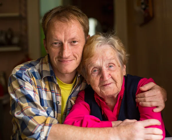 Frau mit erwachsenem Enkel. — Stockfoto