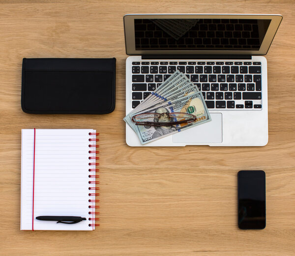 Владелец визитной карточки, ноутбук и доллары
