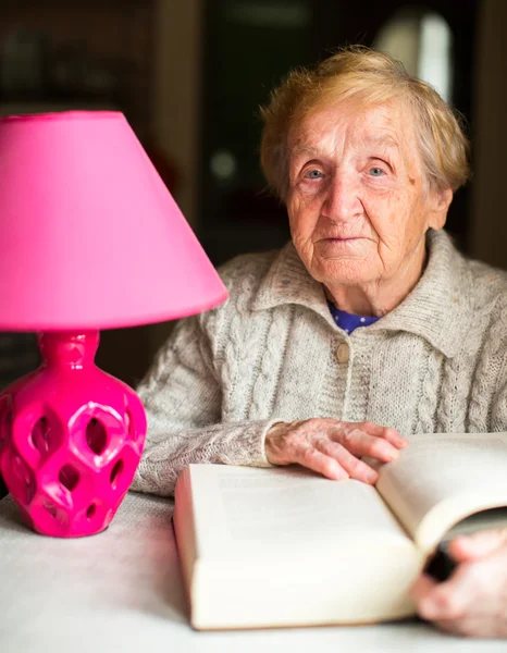 늙은 여자 읽기 책. — 스톡 사진