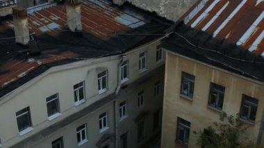 Saint-Petersburg'daki çatıve evlerin manzarası. Rusya.