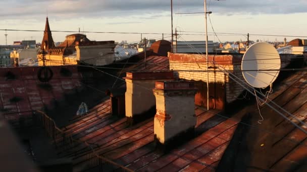 St. Petersburg, Rusya'nın eski merkezinin çatılarının. — Stok video