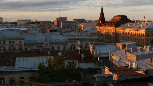 Вид зверху на дахи з на старому центрі Санкт-Петербурга під час найпрекрасніший захід сонця. — стокове відео
