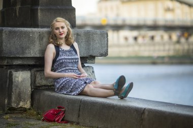 gezinti yerinde oturan kadın rahat.