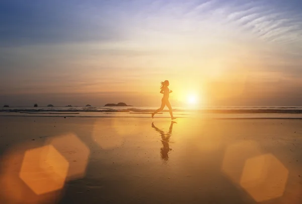 Kaçan genç jogging yapan kız — Stok fotoğraf